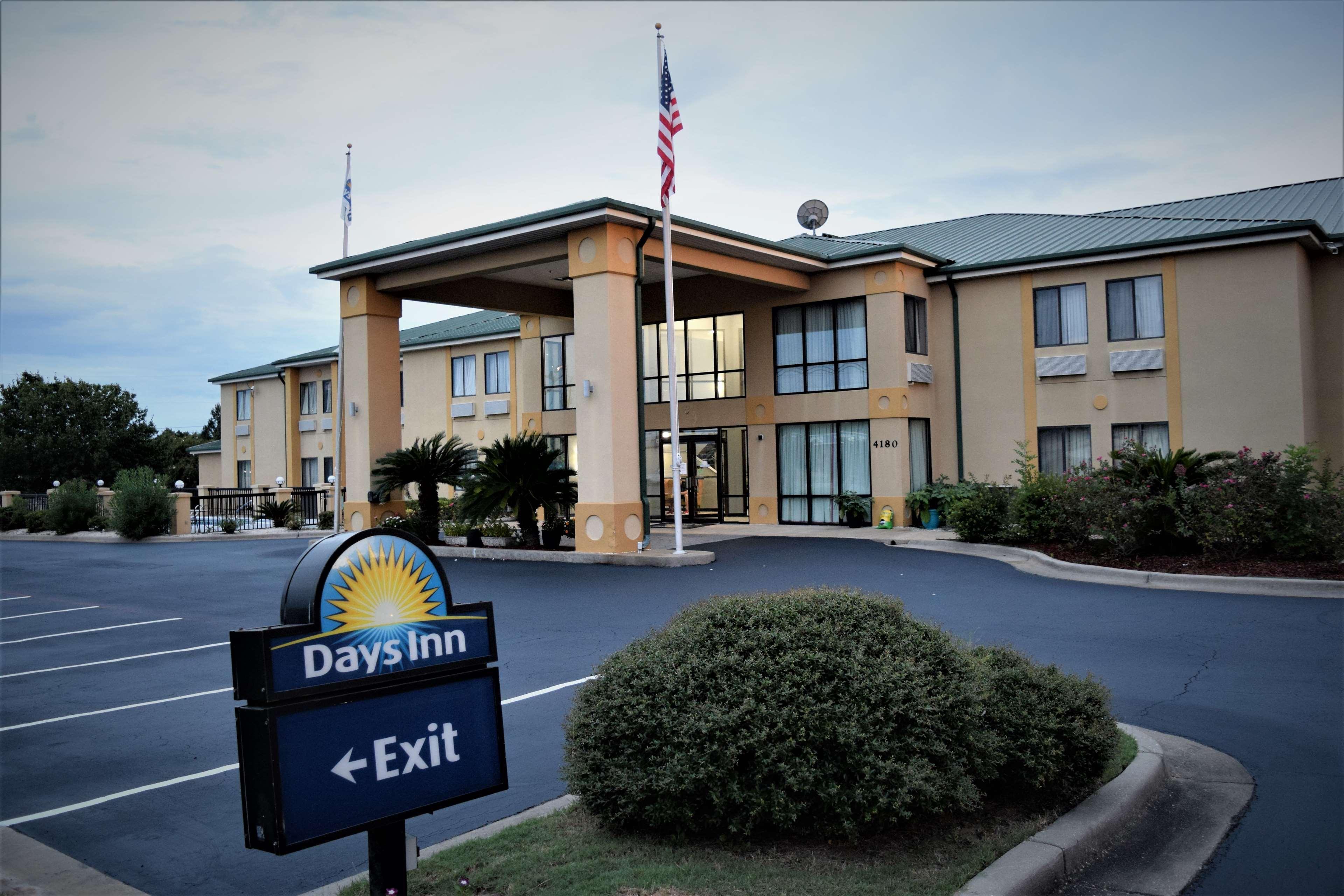 Days Inn By Wyndham Монтгомъри Екстериор снимка