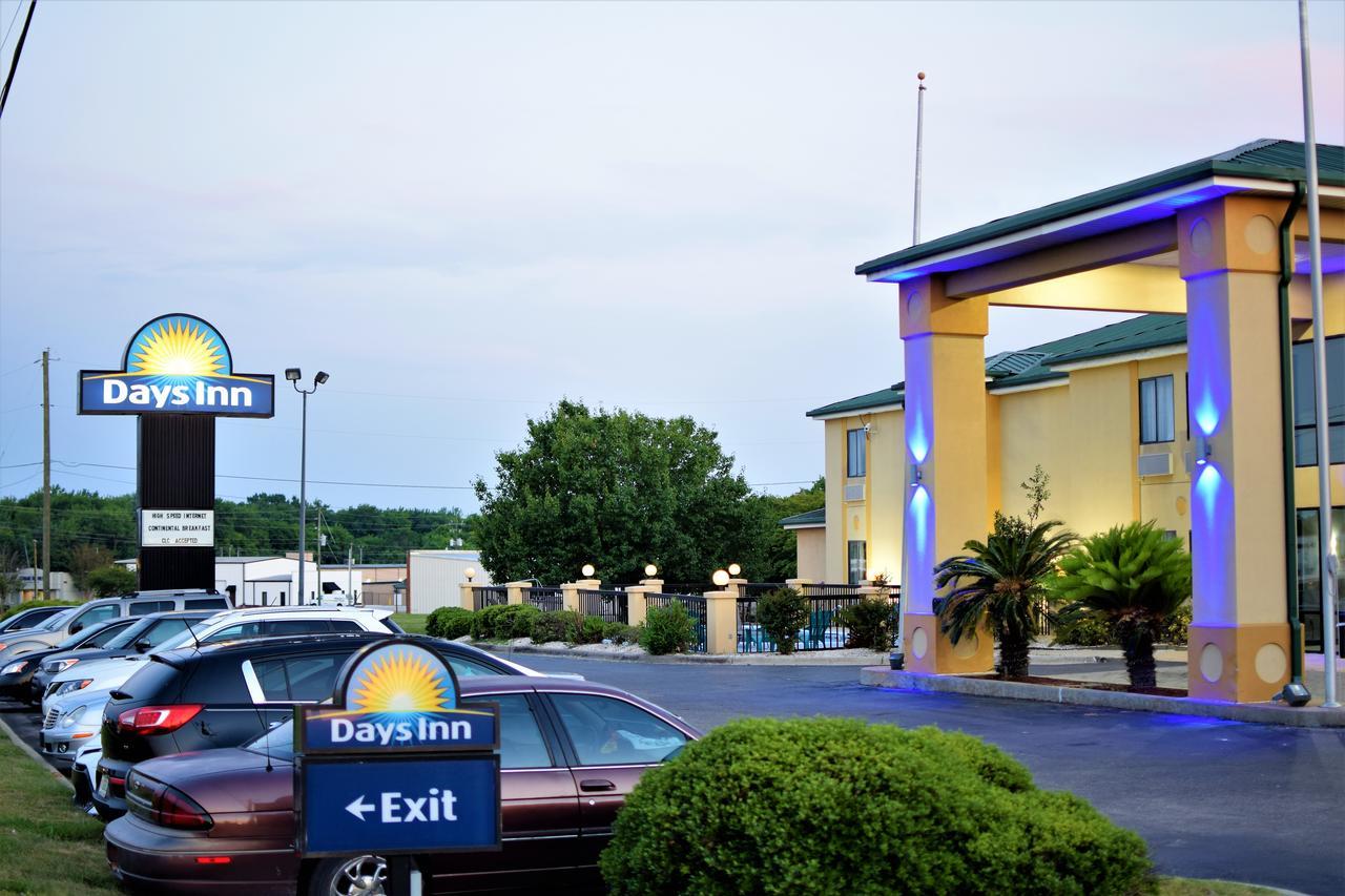 Days Inn By Wyndham Монтгомъри Екстериор снимка